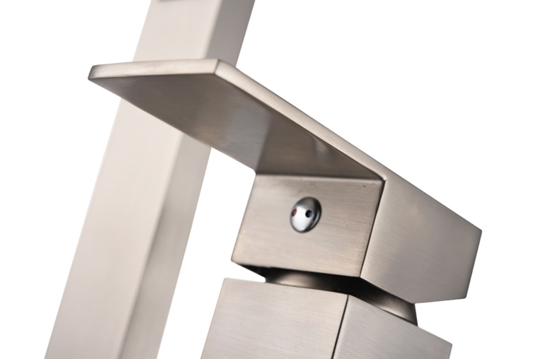 Hot Selling Bathroom Faucet Zinc Alloy Floor-Mount Bathtub Faucet