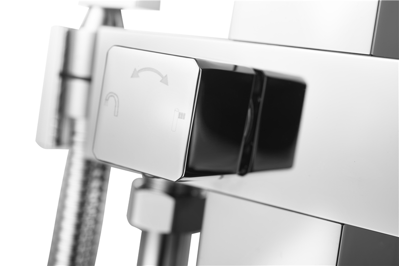 Square design bathtub faucet